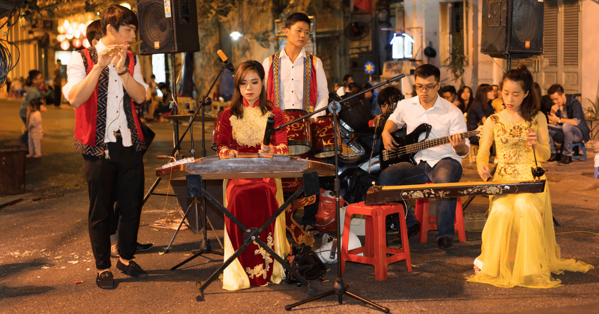 musique traditionnelle dans les rues d'Hanoi au printemps