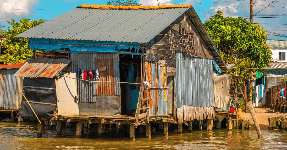 petite maison sur pilotis le long du canal - delta du Mékong