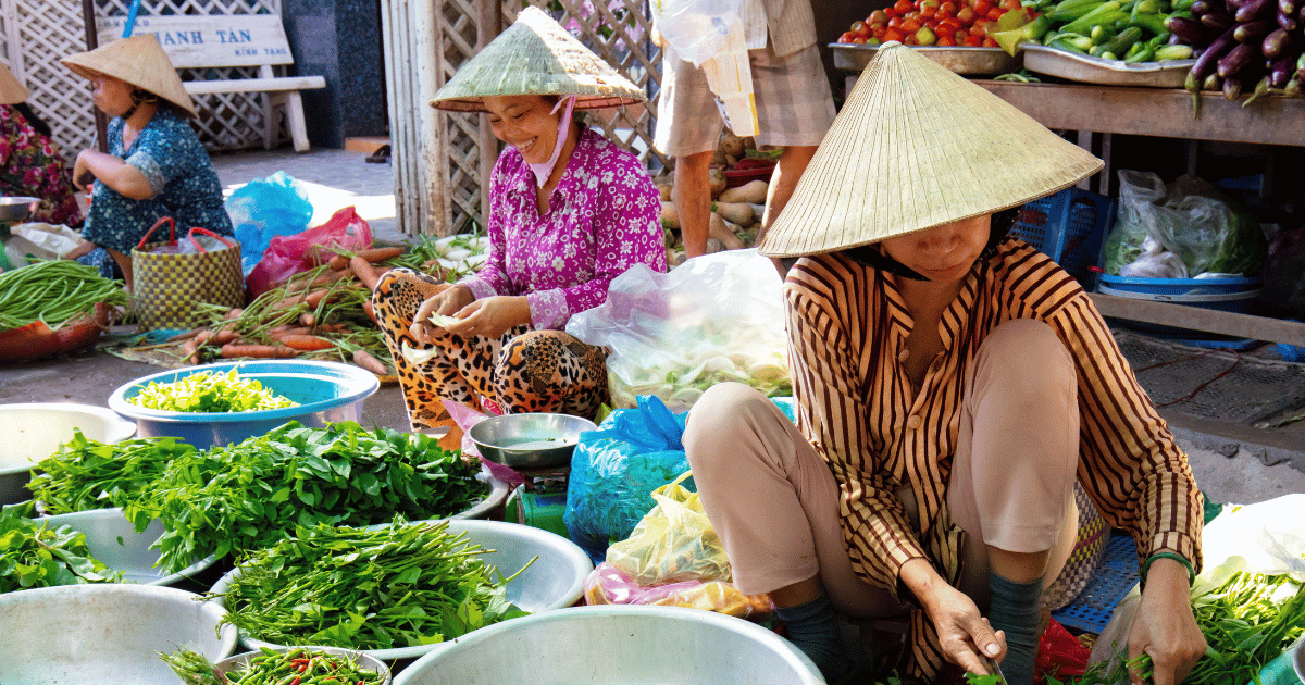 vendeuses de légumes frais sur le marché de Cai Be
