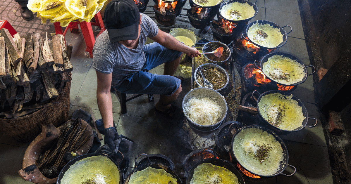 vendeur de "street food" qui prépare le Banh Xeo